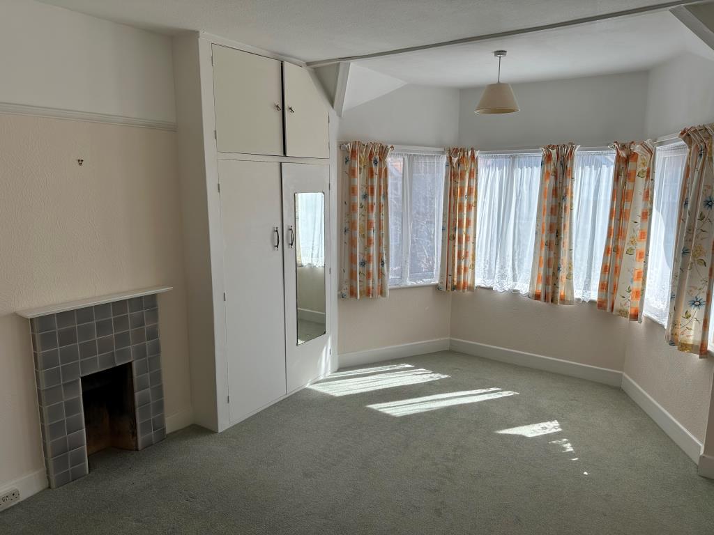 Lot: 149 - THREE-BEDROOM SEMI-DETACHED HOUSE - First floor bedroom with bay window